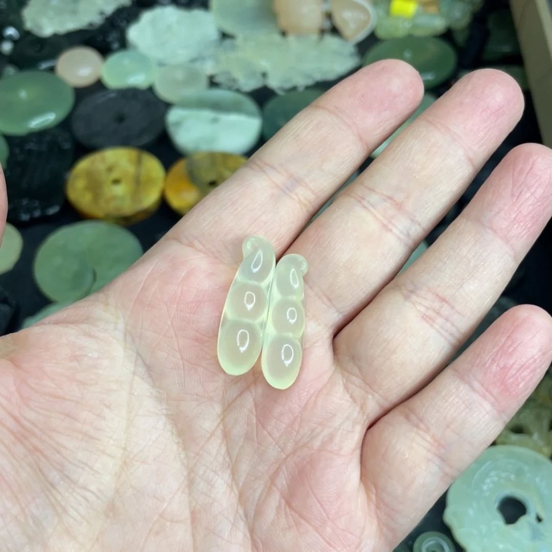 岫玉未镶嵌颈饰豆子