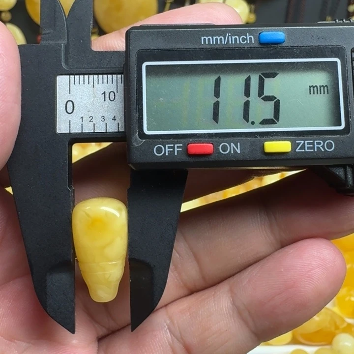 蜜蜡未镶嵌珠宝奇石三通