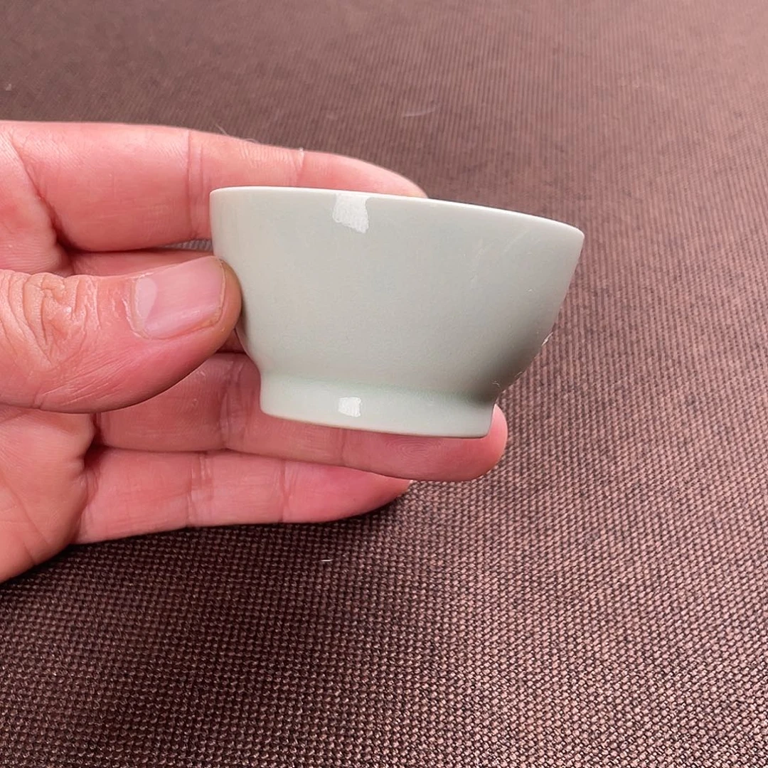 青釉素面宽足客杯