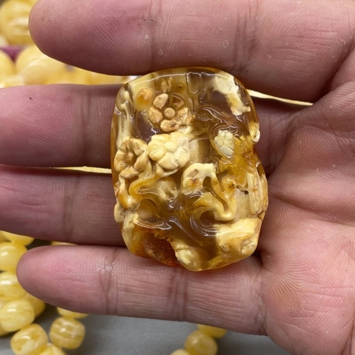 琥珀裸石未镶嵌40克价雕刻件