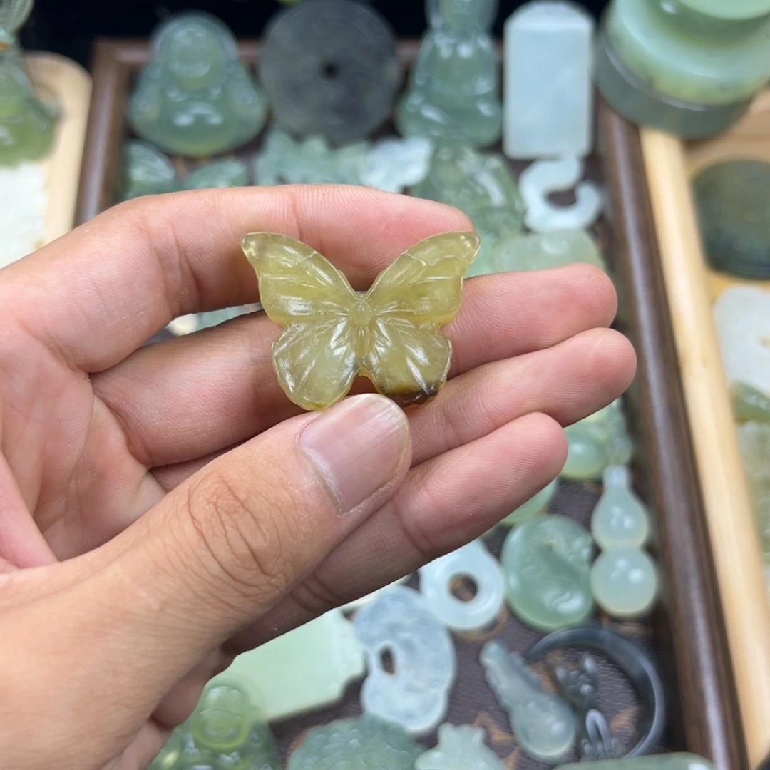 未镶嵌蛇纹石玉颈饰蝴蝶