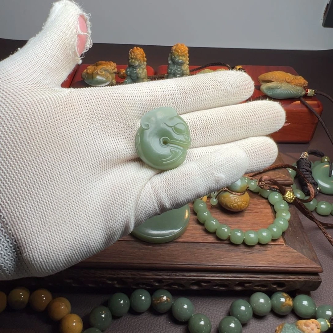 岫岩老玉（透闪石质玉）未镶嵌颈饰