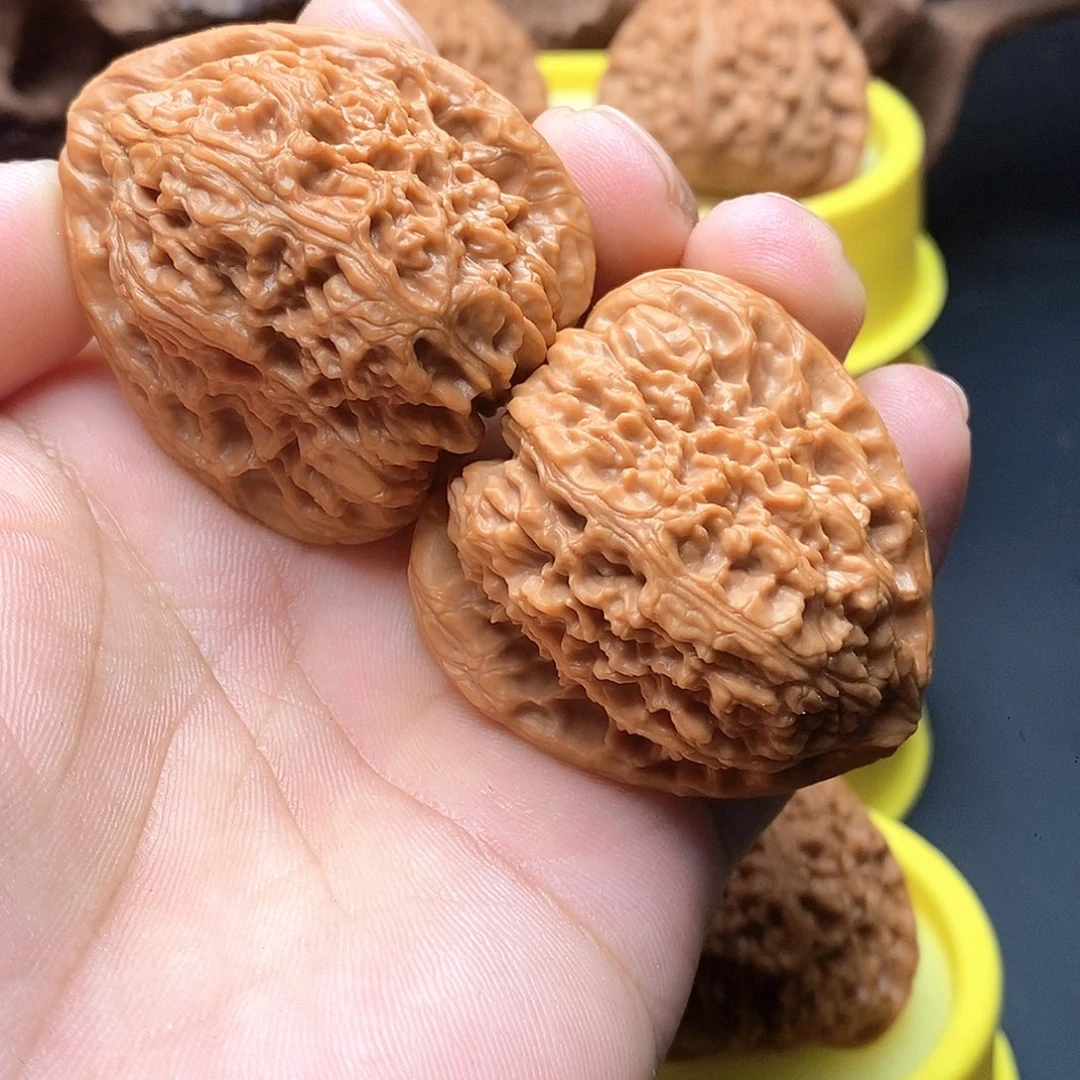 文玩核桃把件编号02三角疆40