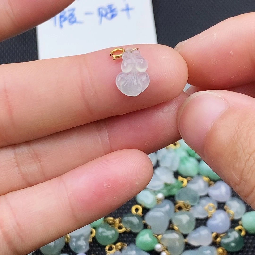 翡翠18K金镶嵌颈饰金鱼