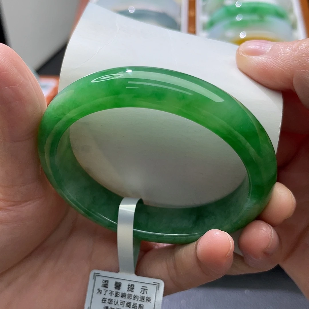 翡翠未镶嵌手镯53.7贵妃辣阳绿