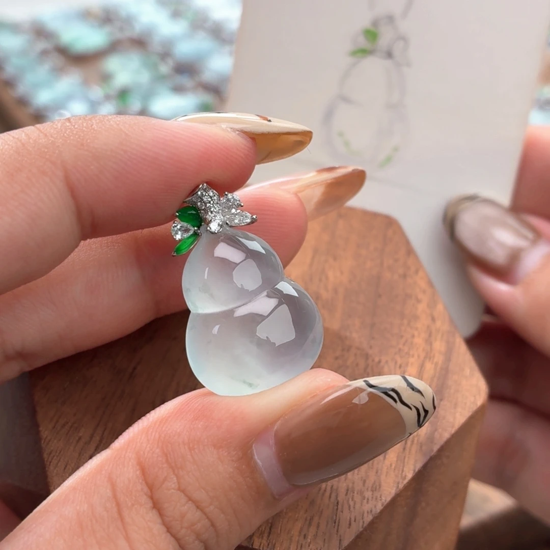 翡翠18K金镶嵌颈饰葫芦