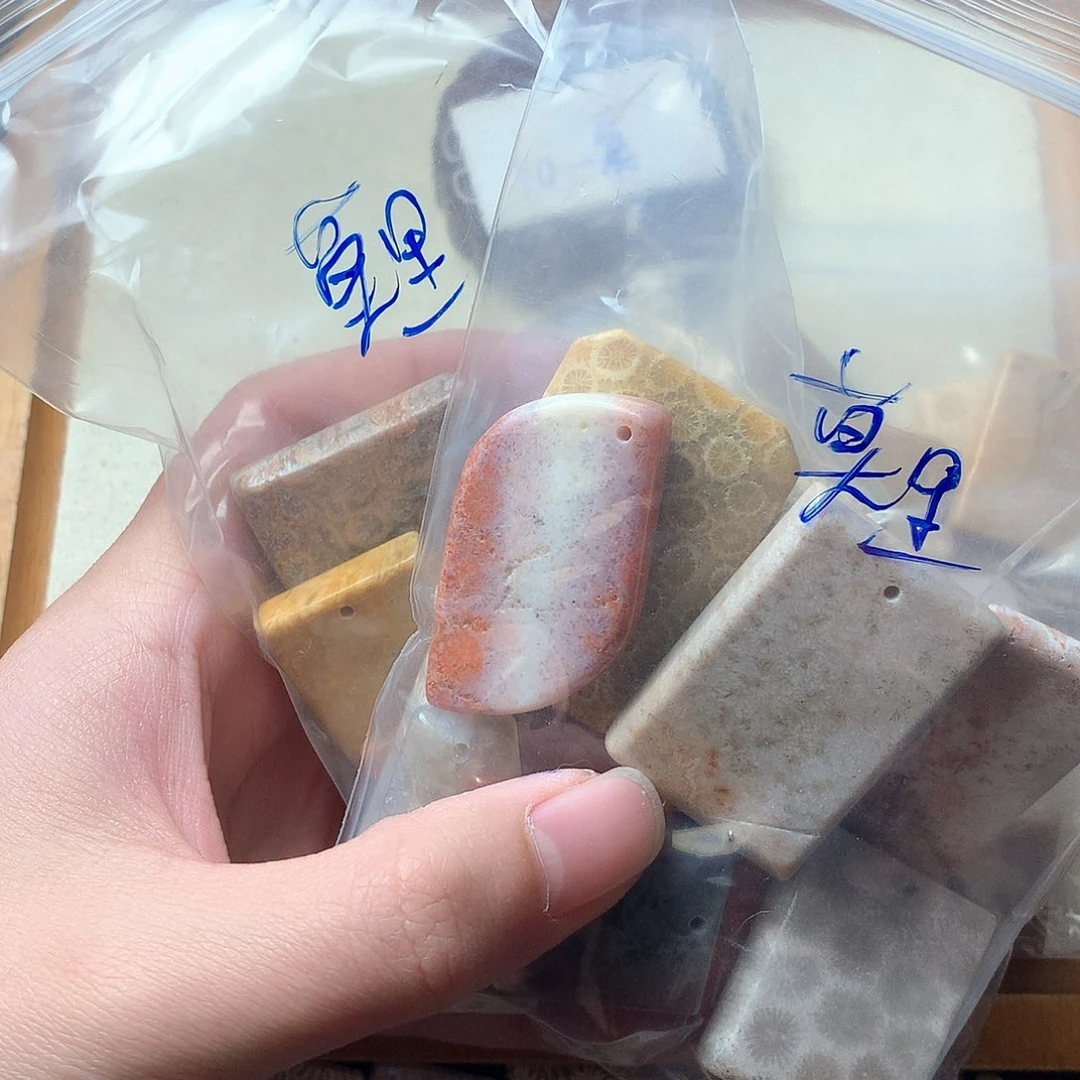 硅化珊瑚（珊瑚玉）颈饰未镶嵌莫*