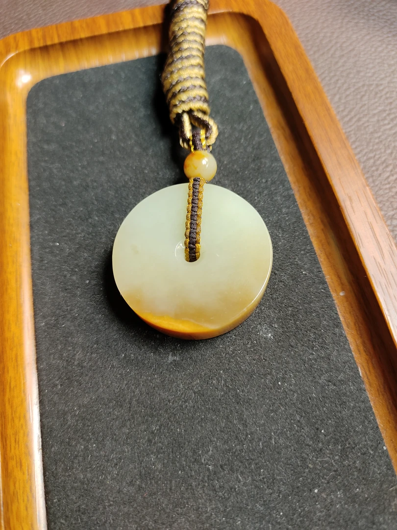 透闪石黄白河磨玉挂件