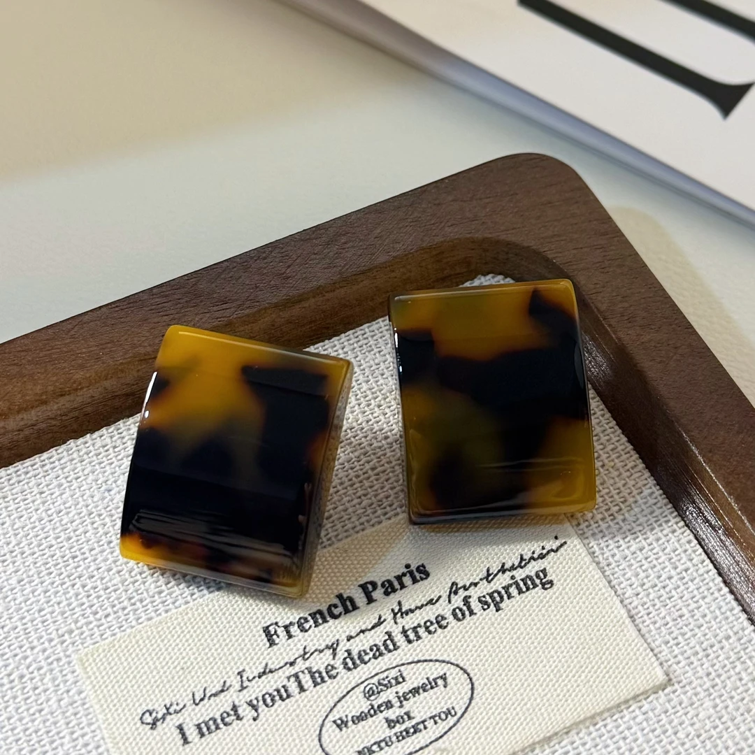 铜合金耳饰 小众气质耳钉通勤百搭氛围感法式复古设计感耳环r681