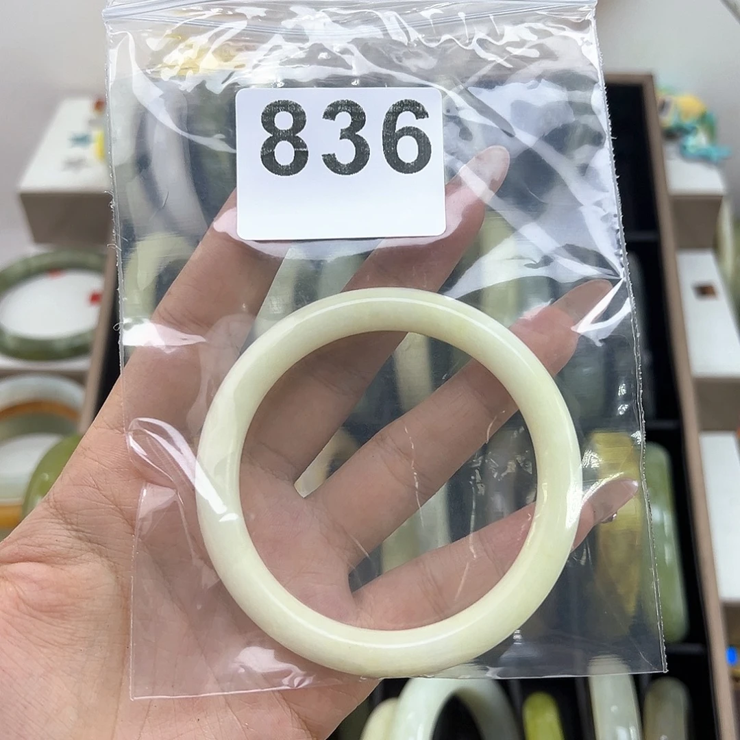 乐***书蛇纹石玉未镶嵌手镯