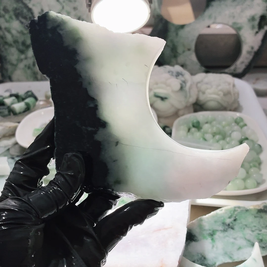 翡翠未镶嵌颈饰边角料