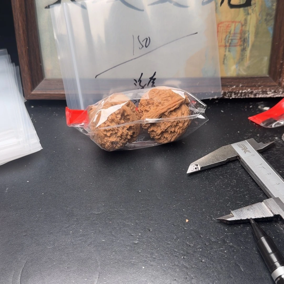 浮***。文玩核桃吊坠150白狮子