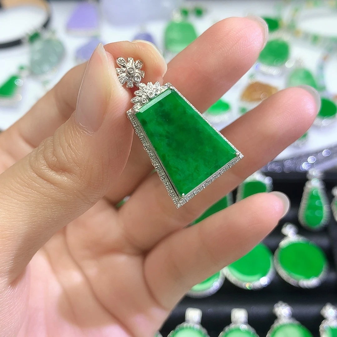 颈饰18K金镶嵌翡翠