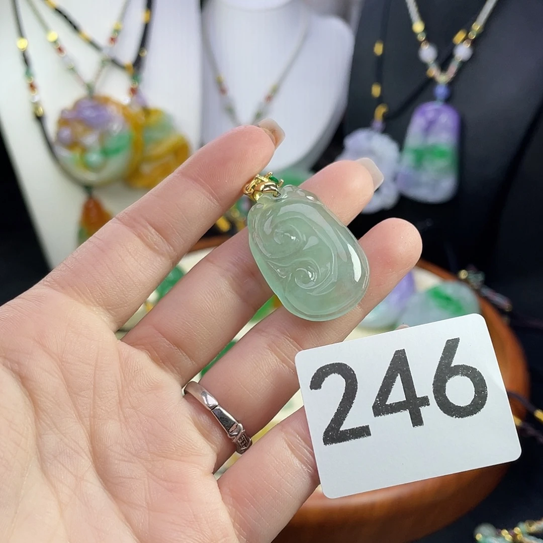 翡翠未镶嵌吊坠(赠链)