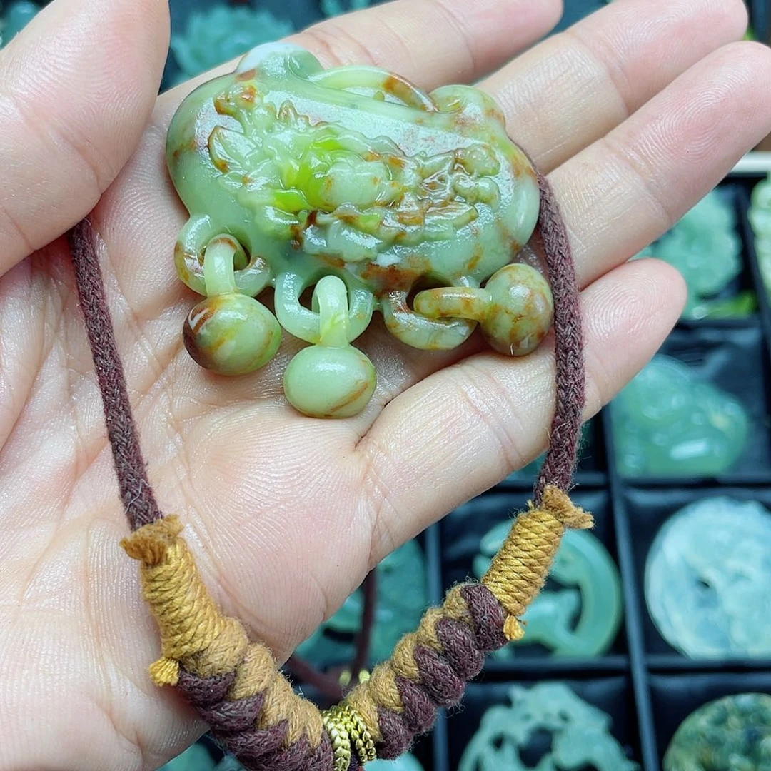 蛇纹石玉未镶嵌颈饰多****虫