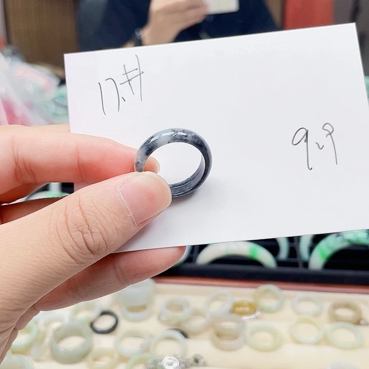 翡翠手镯未镶嵌翡翠