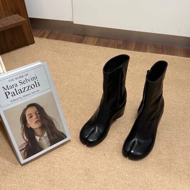 pomo新款2025坡跟靴子复古女鞋中古高跟猪脚鞋短靴分趾鞋