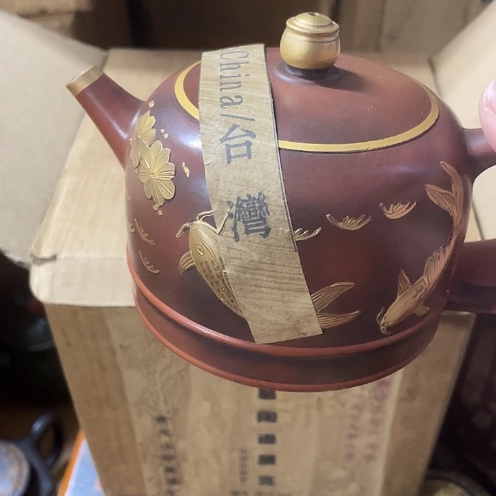 紫砂茶壶手工制作的一把紫砂壶。123