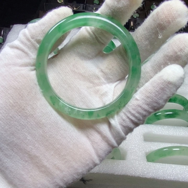 石英质玉（非洲翠）未镶嵌颈饰