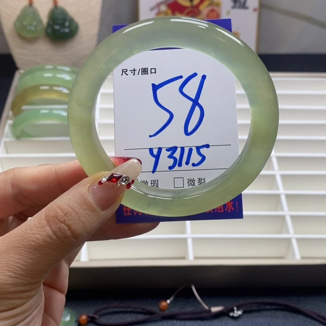 蛇纹石玉手镯未镶嵌