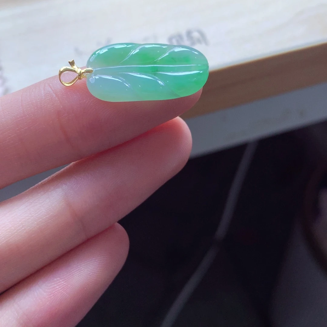 翡翠颈饰18K金镶嵌吊坠