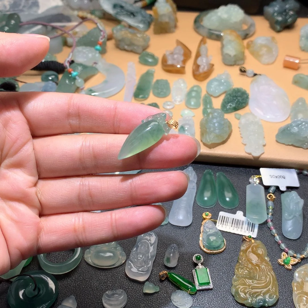 颈饰18K金镶嵌翡翠挂件