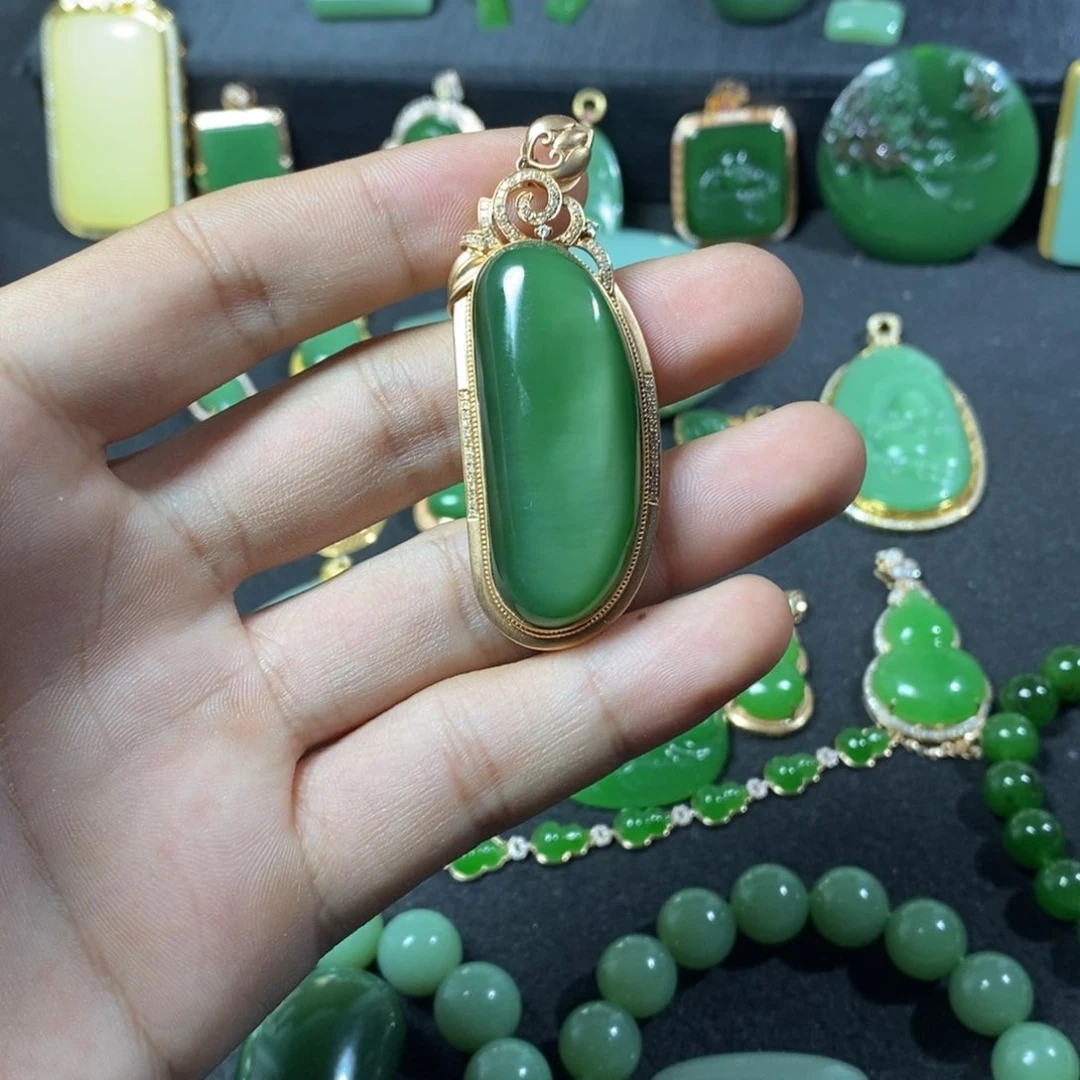 颈饰18K金镶嵌和田玉（碧玉）