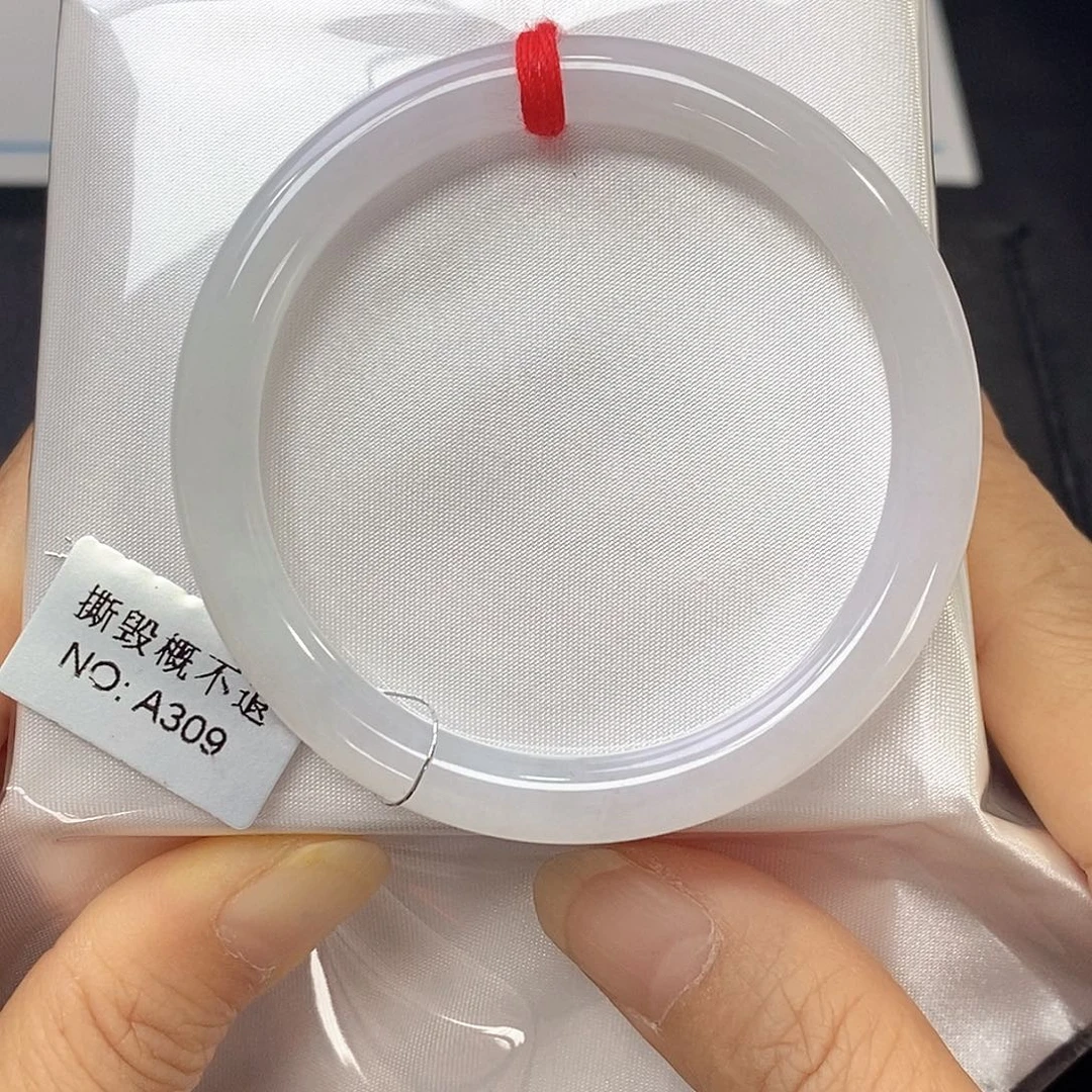 翡翠未镶嵌手镯（圆镯）52.7