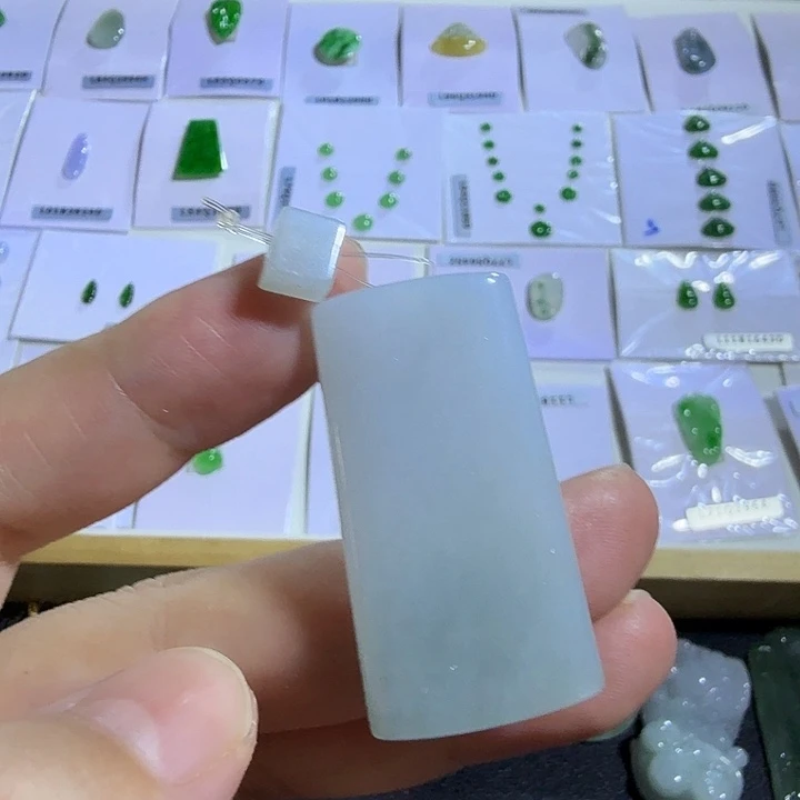 翡翠未镶嵌颈饰无事牌