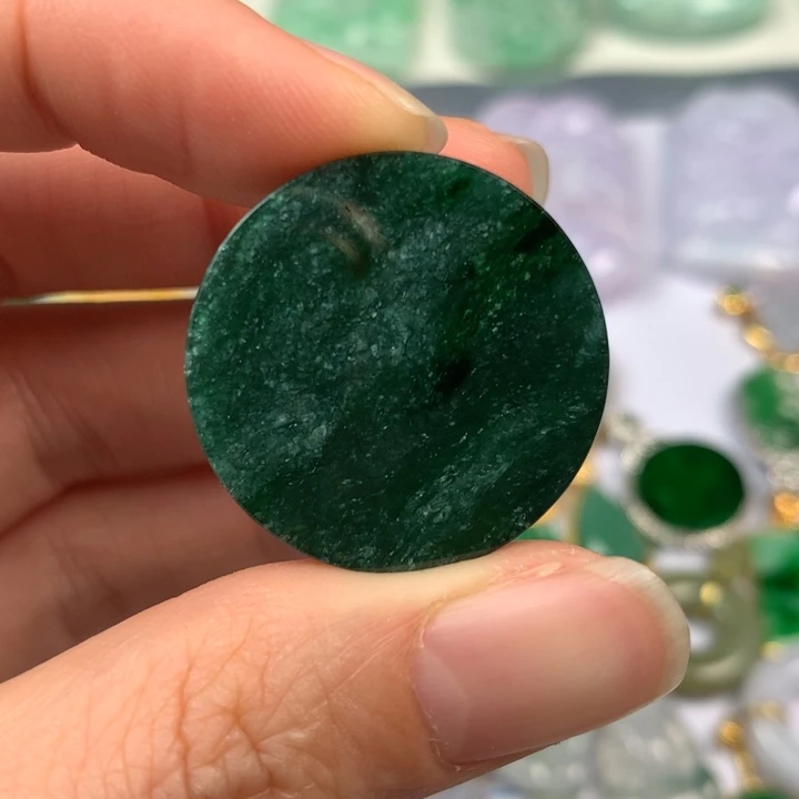 翡翠颈饰未镶嵌翡翠