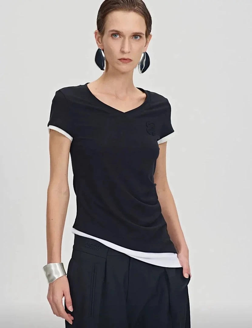 “SSOTTOO”2025春夏新品设计师女装假两件V领手剪贴布绣T恤