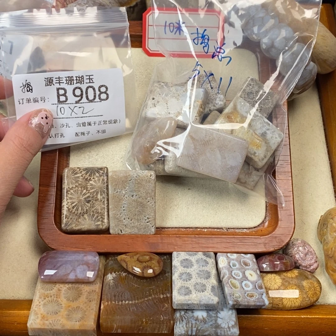 捣***蛋未镶嵌颈饰硅化玉