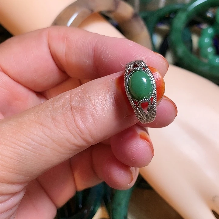 透闪石质玉未镶嵌颈饰