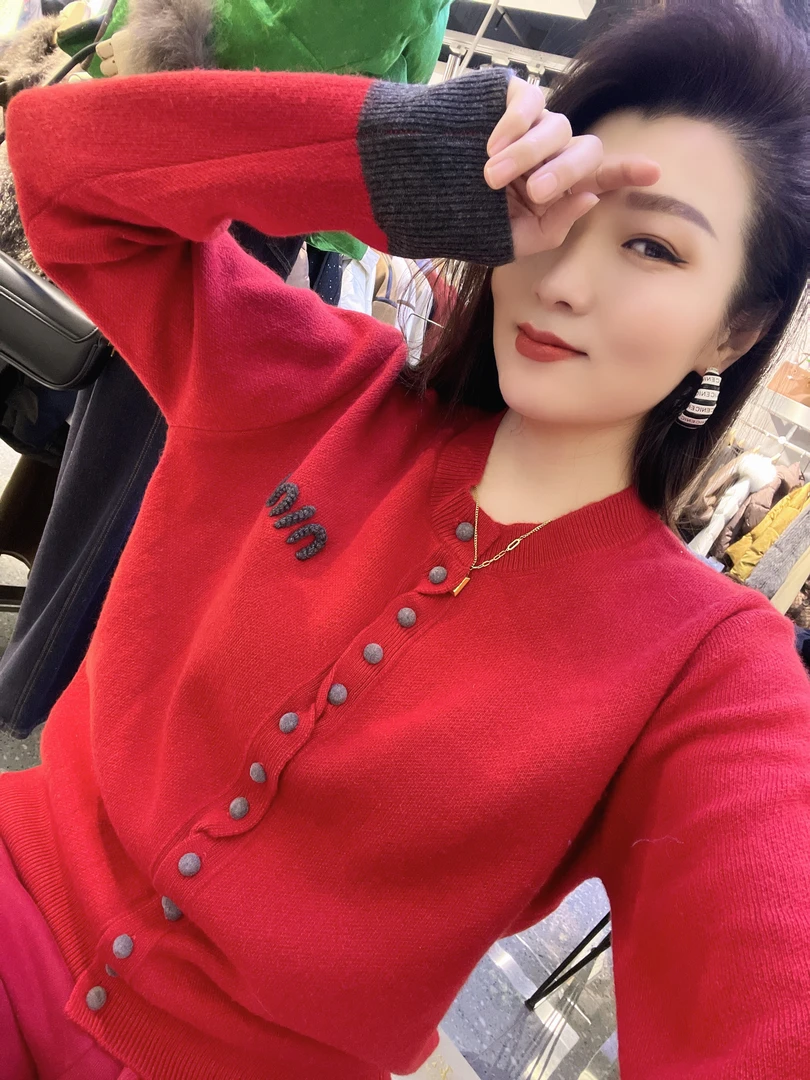 丽姐：2024红红火火不规则纽扣打底衫
