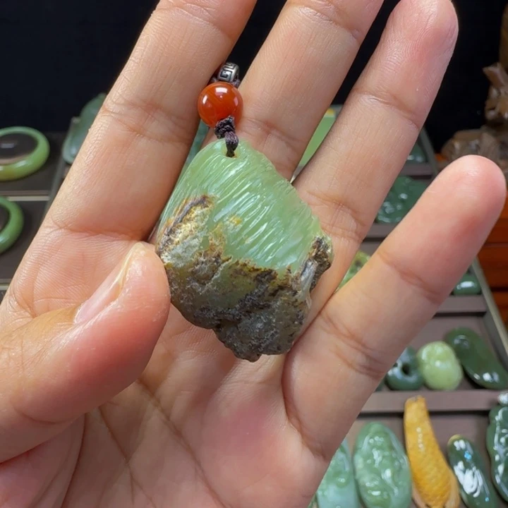 颈饰未镶嵌岫岩河磨玉（透闪石质玉）