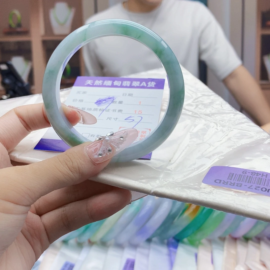 翡翠手镯未镶嵌5567888889988999099900