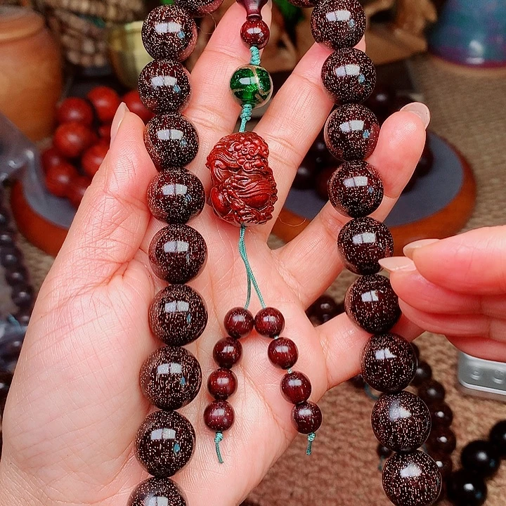 檀香紫檀（小叶紫檀）桃1.5手持