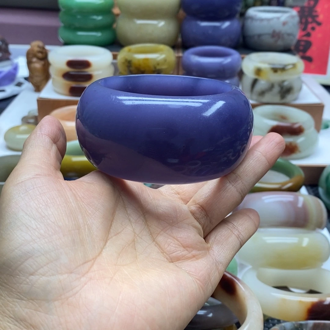 女***8石英岩玉未镶嵌手镯