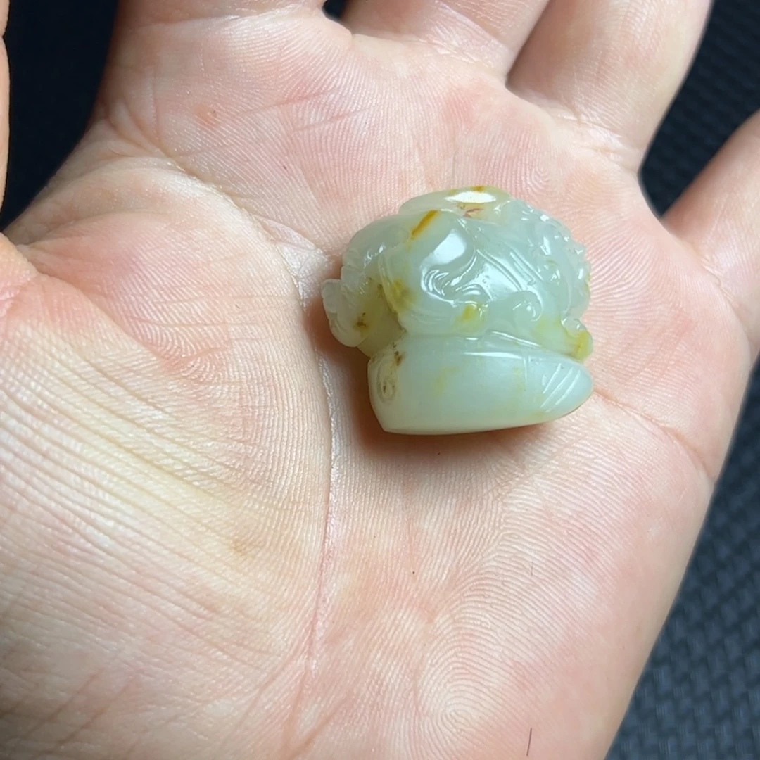 辛***巴颈饰未镶嵌和田玉