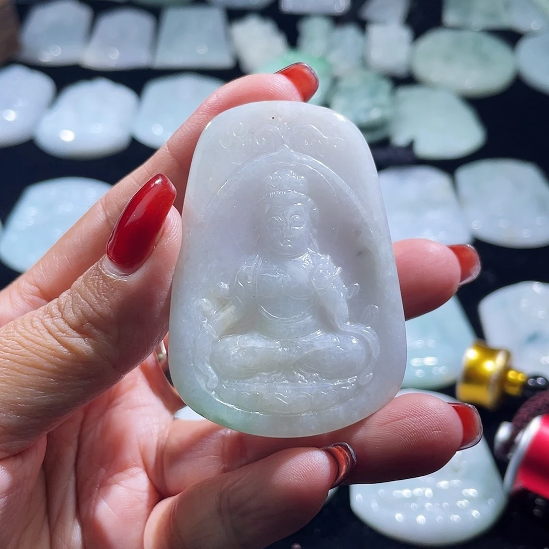 翡翠未镶嵌颈饰观音，包容