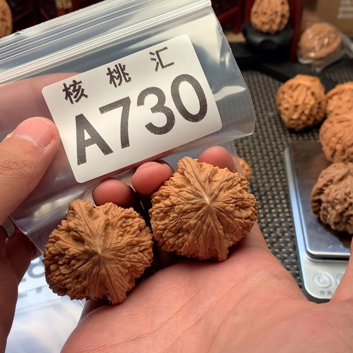 文玩核桃吊坠牡丹纹