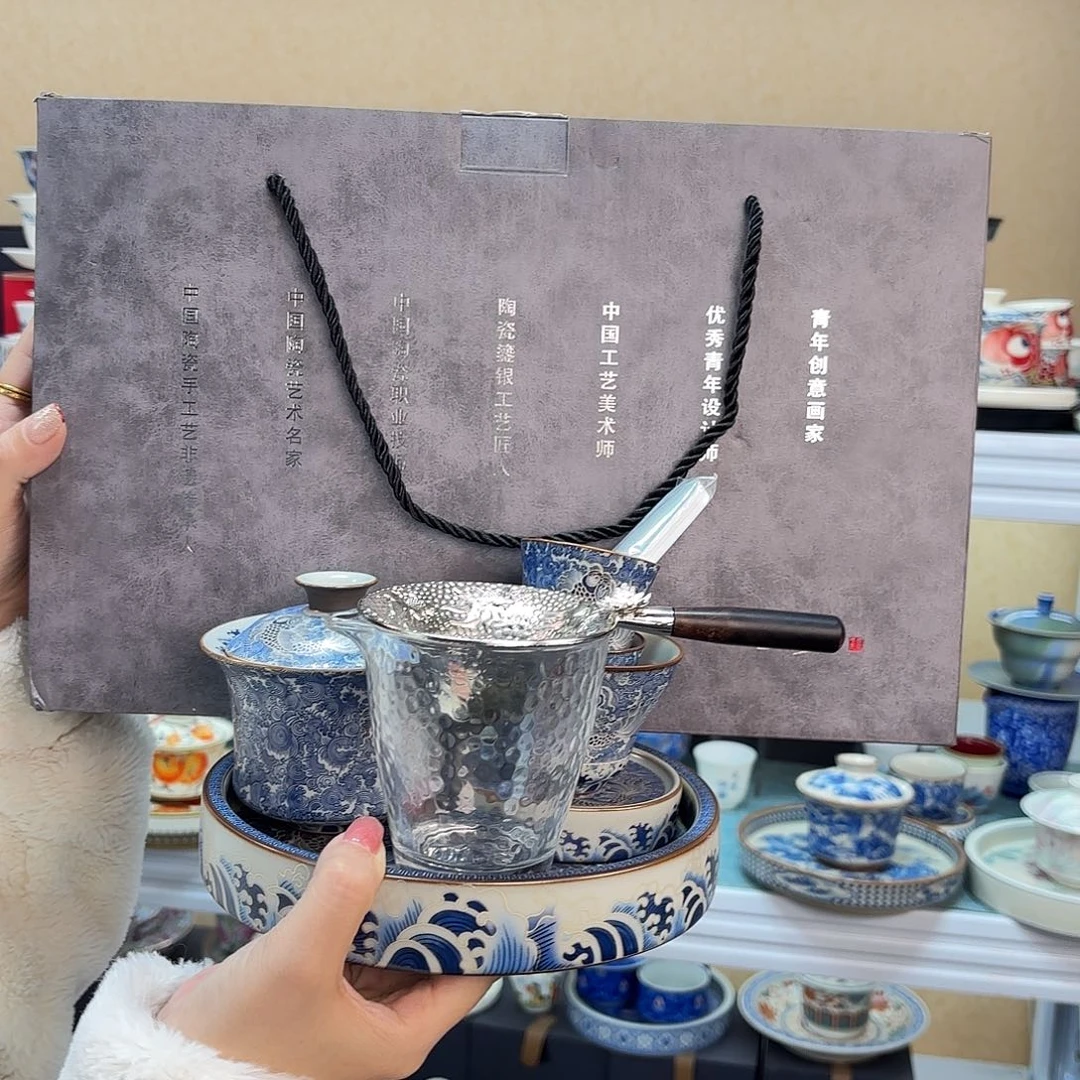 盖碗里的水煮开后放入