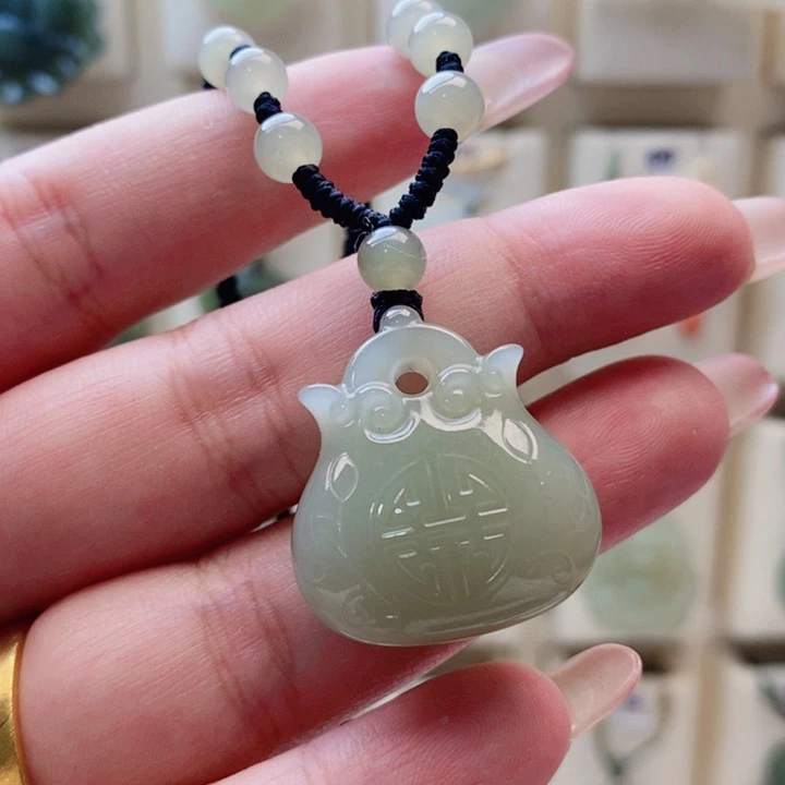 天***空和田玉未镶嵌颈饰