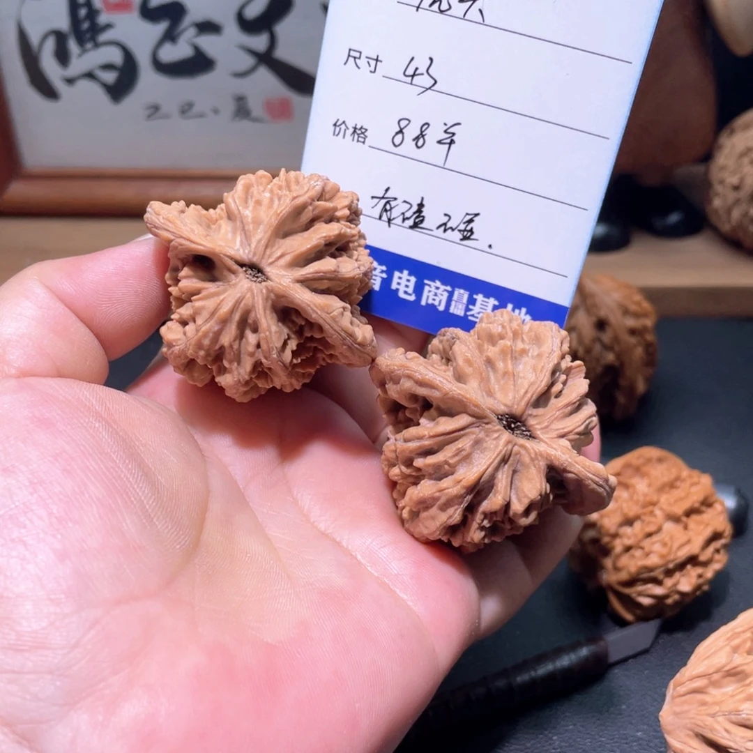 特***？桃核吊坠虎头，有磕碰