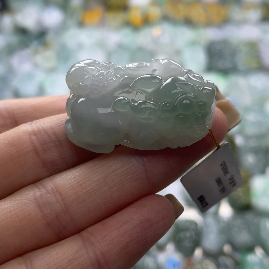 翡翠未镶嵌颈饰貔貅