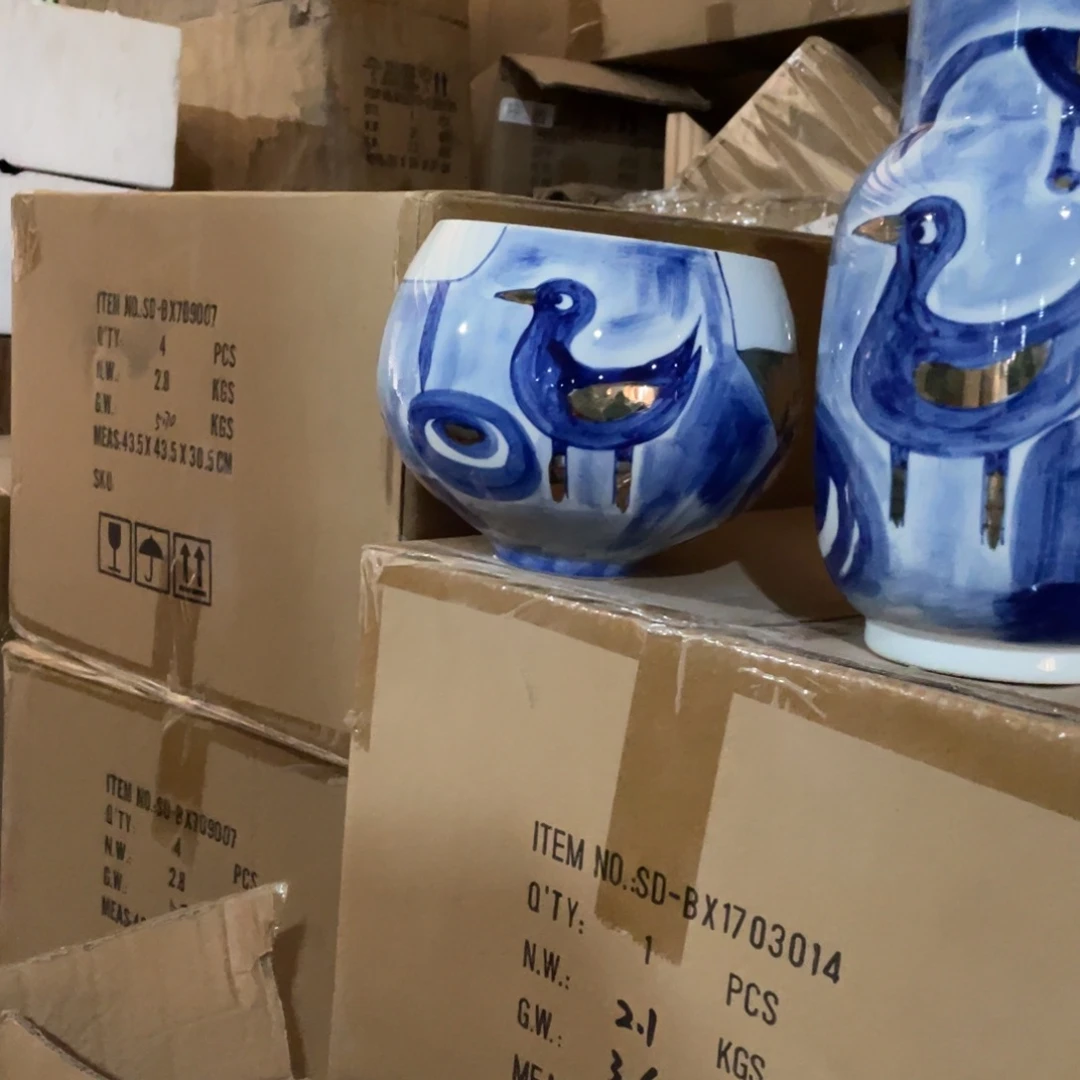 陶瓷花瓶，家具摆件。