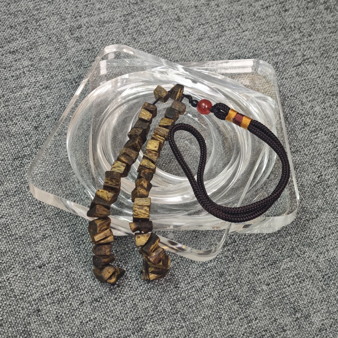 沉香海南绿棋车挂+沉香碎屑