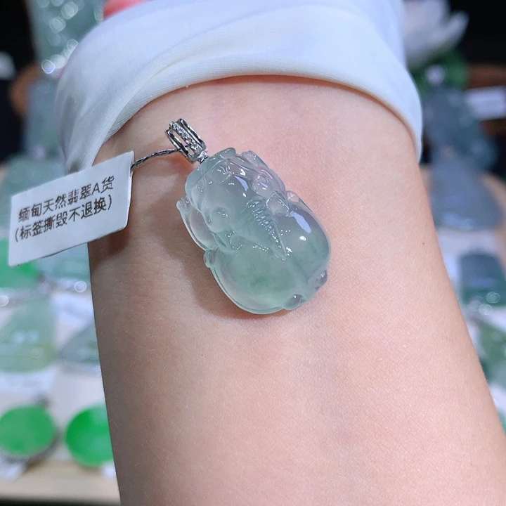 翡翠18K金镶嵌颈饰貔貅