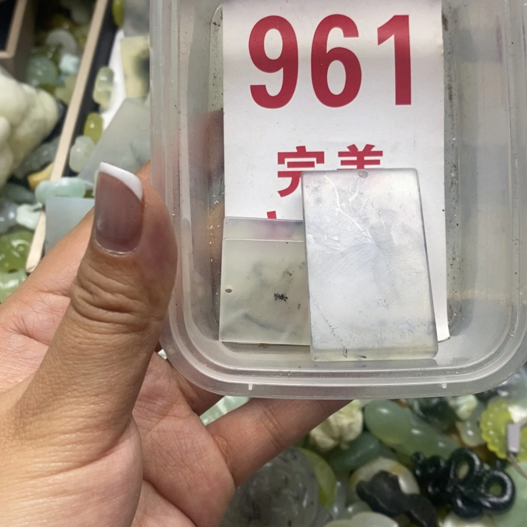 透闪石-蛇纹石玉吊坠未镶嵌