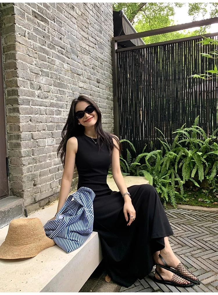 2025夏季新款圆领针织背心连衣裙女高级设计感收腰显瘦气质长裙